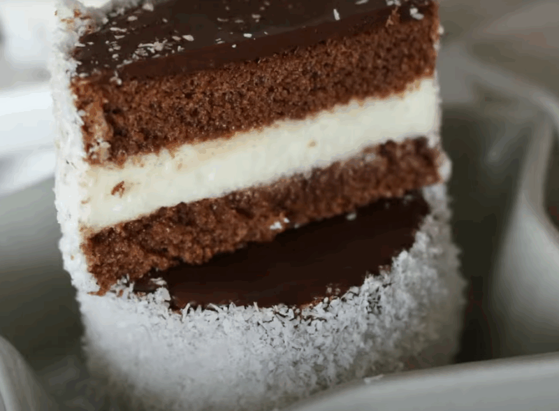 Biskvit se peče, fil se kuva od mleka, brašna, gustina i šećera, dodaje margarin.