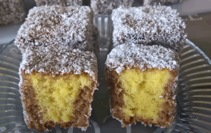 Biskvit se umuti, ispeče, seče na kocke, umače u čokoladu i uvalja u kokos.
