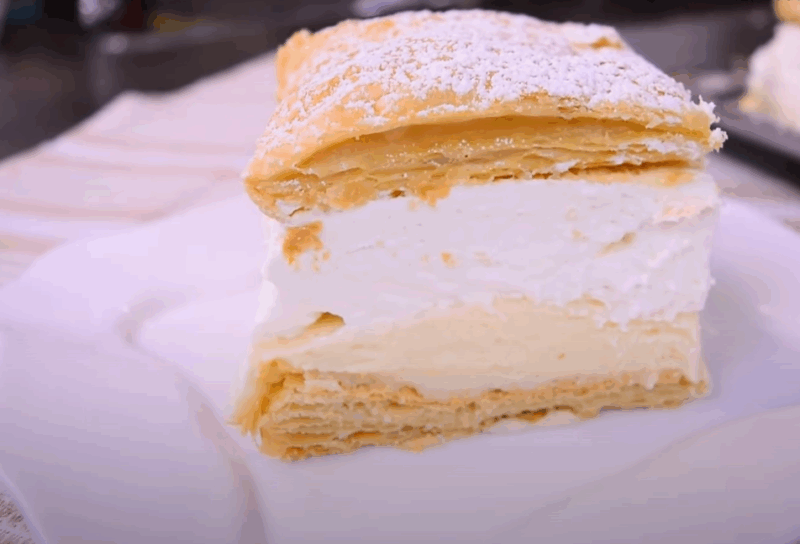 Lisnato testo se peče, krem se pravi od mleka, jaja, šećera, brašna i margarina.