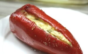 Grilovana crvena paprika sa sirom, poslužena na tanjiru
