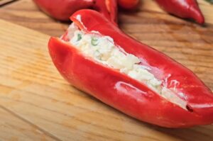 Crvena paprika rasečena na pola, punjena sirom