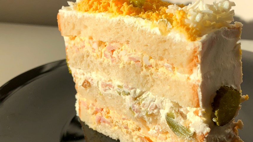 Parče slane torta sa hlebom na tanjiru