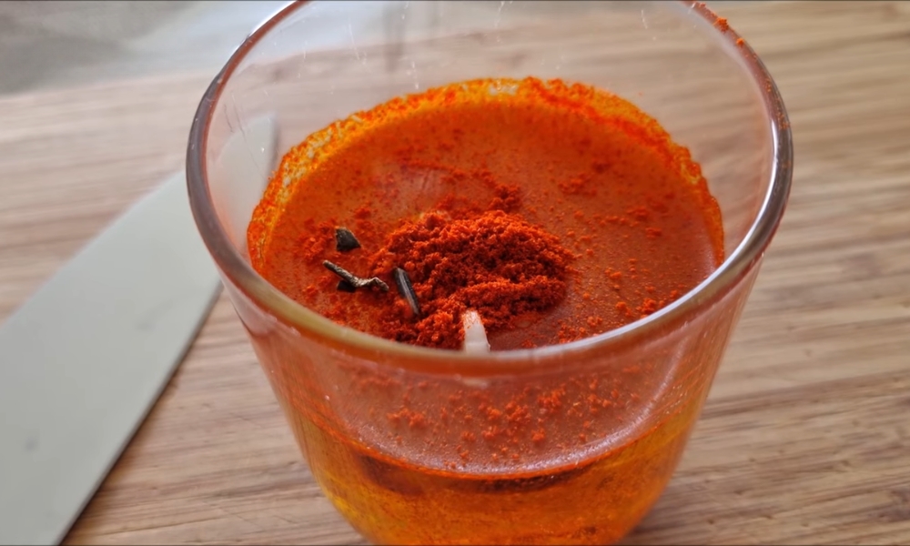 Crni biber, mleveni čili, senf i čili sos zajedno prave marinadu pikantnom, aromatičnom i baš roštiljski moćnom