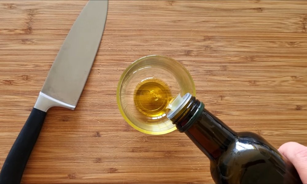 Ljutkasta marinada od maslinovog ulja, senfa, čili sosa, mlevenog čilija i crnog bibera daje mesu vatren ukus i sočnost