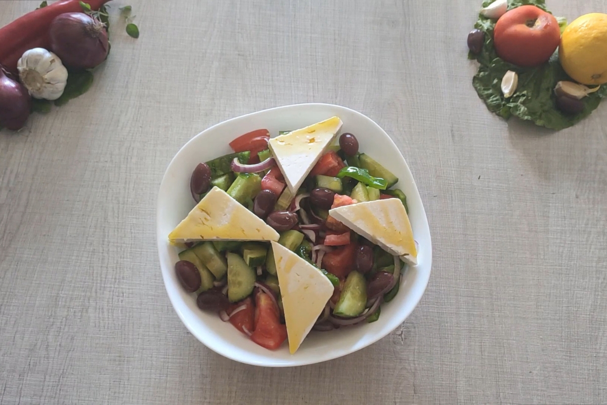 servirana Grčka salata