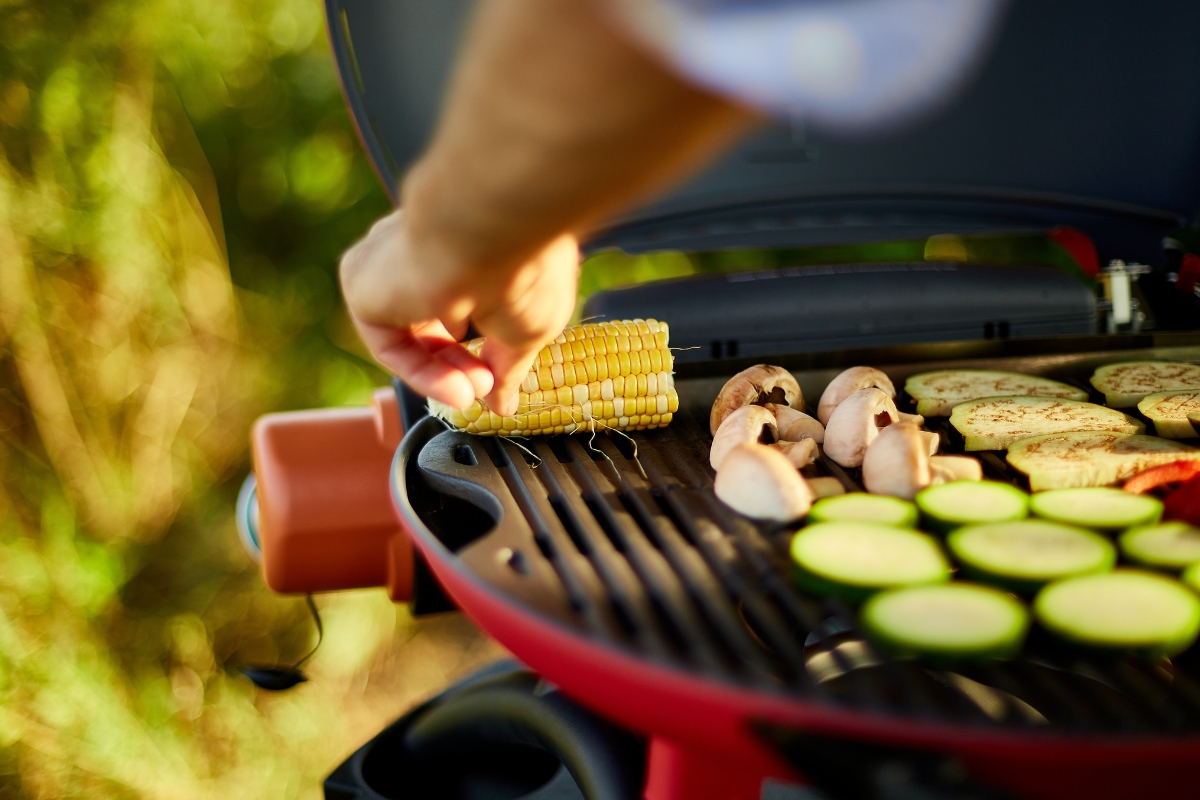 osoba griluje povrće