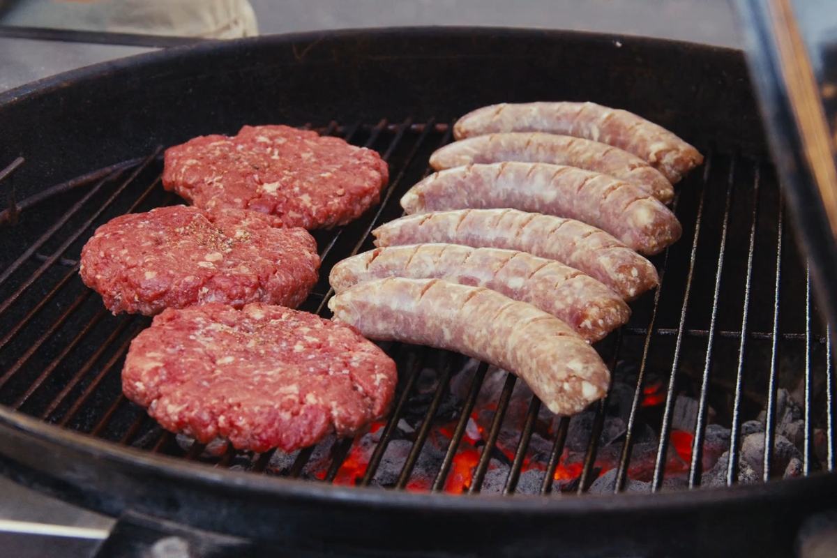 prikaz kobasica i pljeskavica na roštilju