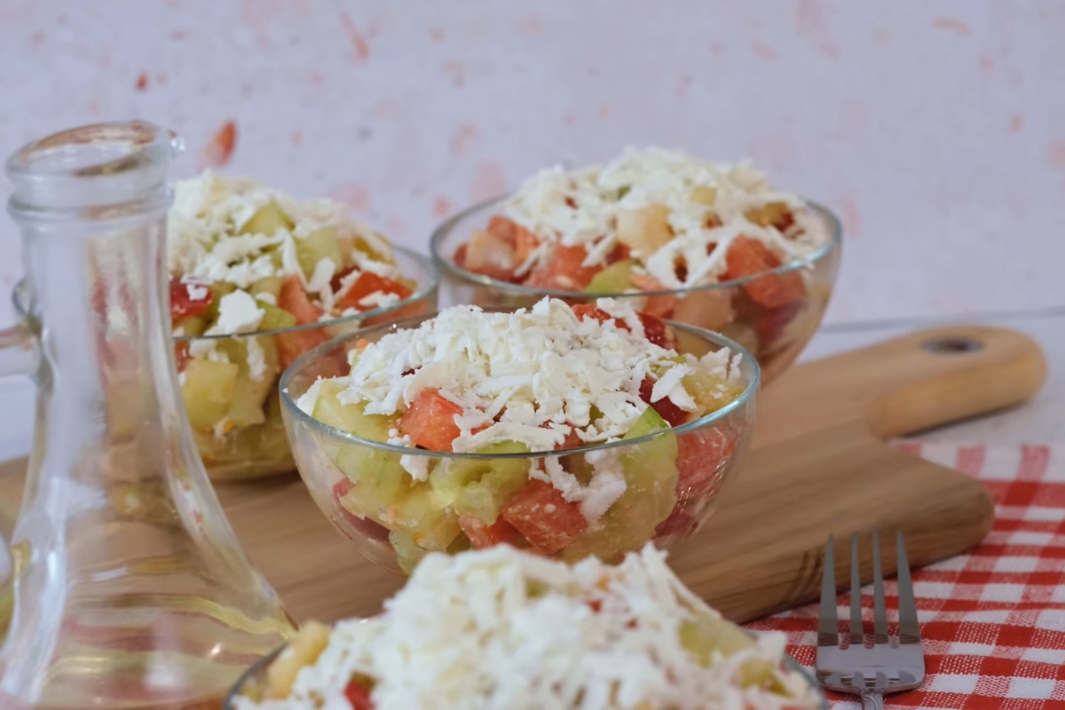 šopska salata u činijama