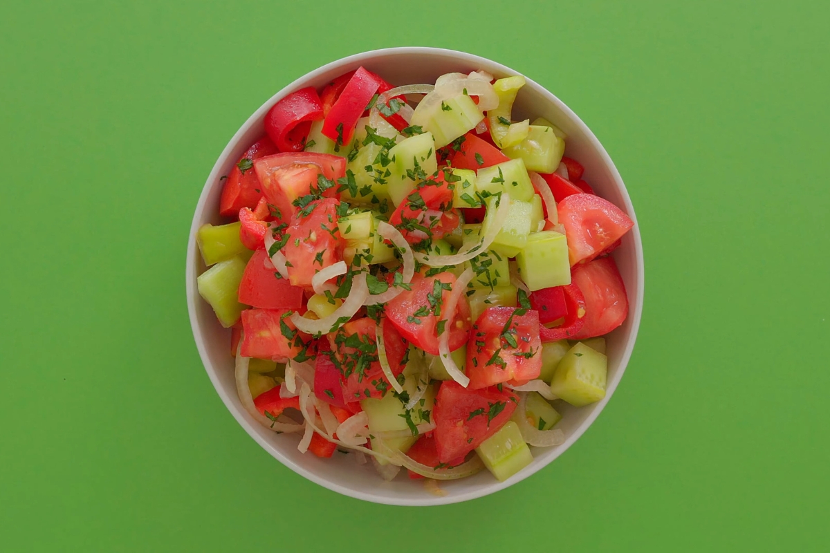 srpska salata u činiji