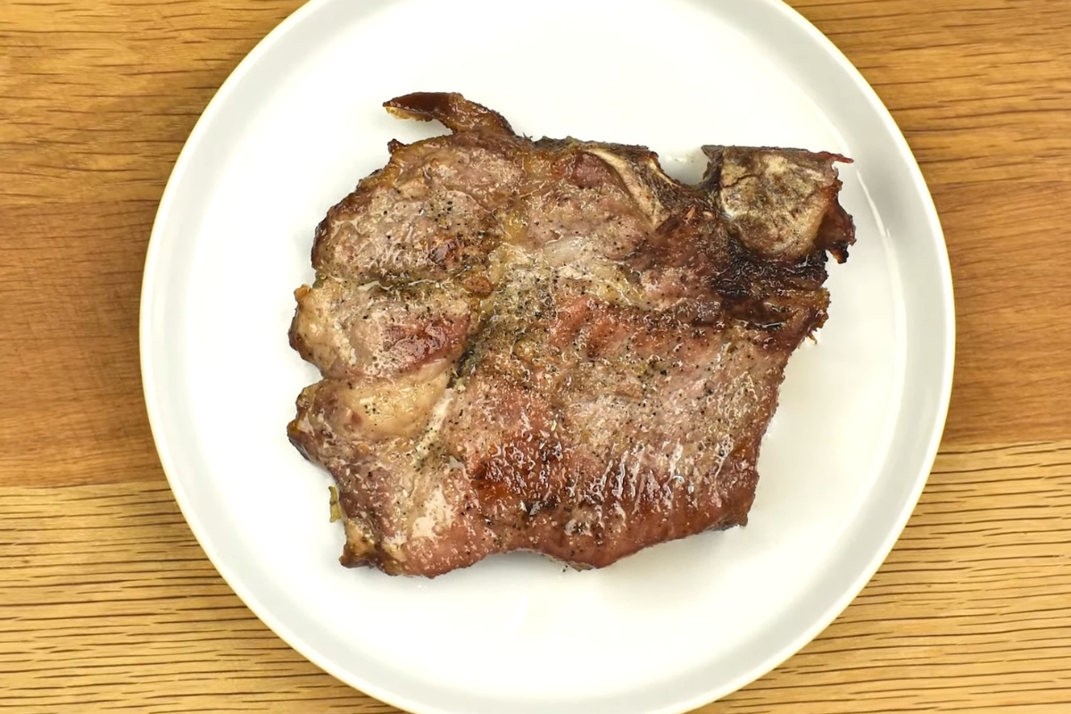 Svinjski vrat na tanjiru 