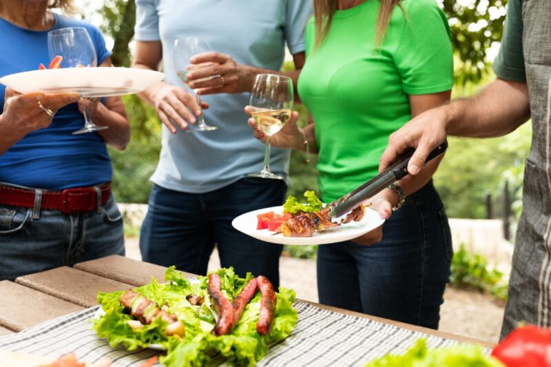 Najbolje salate uz roštilj koje će osvežiti svako prvomajsko druženje