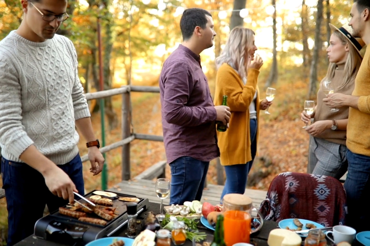 ekipa uživa u prirodi i peče roštilj