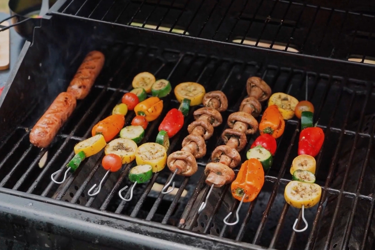 prikaz ražnjića od povrća na roštilju
