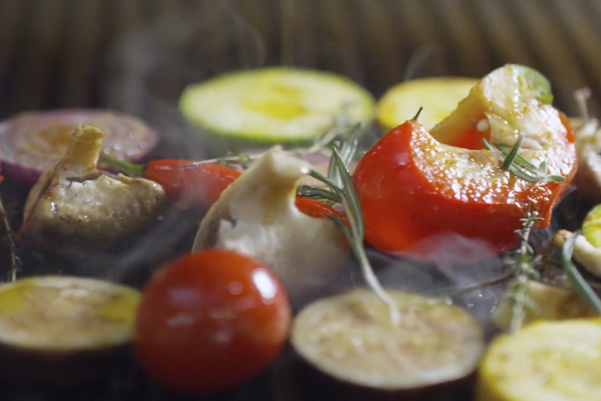 prikaz prelivanja ulja preko grilovanog povrća