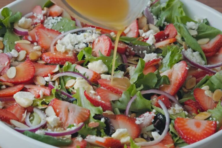 Salata sa jagodama i sirom koja je osvežavajuća, lagana i drugačija