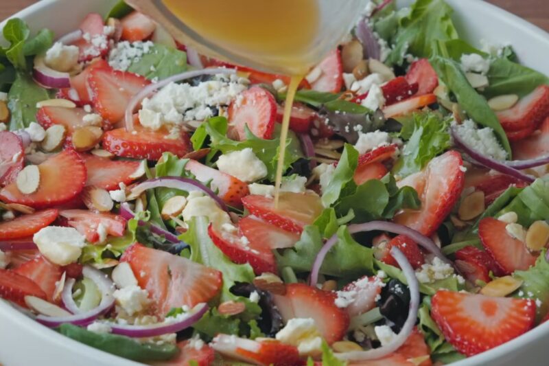 Salata sa jagodama i sirom koja je osvežavajuća, lagana i drugačija