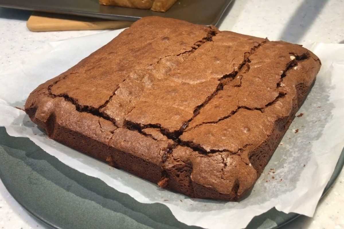 isečen brauni na pek papiru na stolu