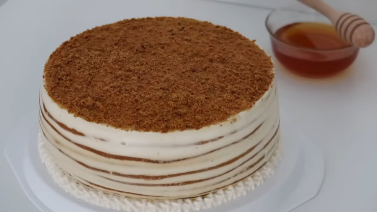 Medovik torta sa tankim korama i kremom – Recept za elegantnu tortu koja osvaja teksturom